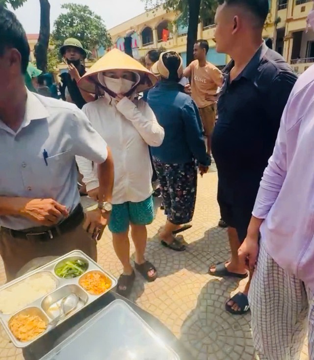 Hà Nội: Học sinh Tiểu học Kim Bài chờ suất ăn muộn đến gần 13h , phụ huynh bức xúc - Ảnh 1.
