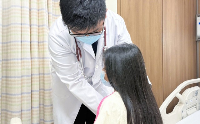 B&eacute; g&aacute;i 5 tuổi c&oacute; 3 quả thận hiếm gặp - Ảnh 1.