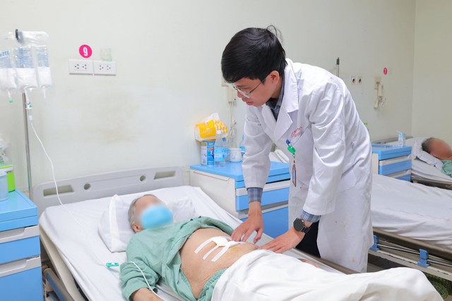 Chỉ uống men vi sinh v&igrave; tưởng đau bụng, cụ b&agrave; 90 tuổi ph&aacute;t hiện sỏi mật 25 mm mắc kẹt trong ruột - Ảnh 1.