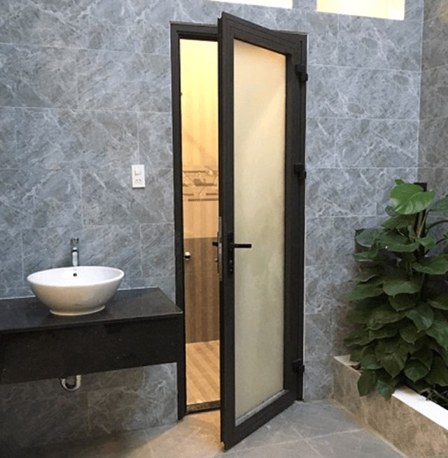 Bất ngờ đằng sau thiết kế khe hở cửa nhà vệ sinh công cộng và những cấm kỵ cửa ra vào bạn nên biết - Ảnh 2.
