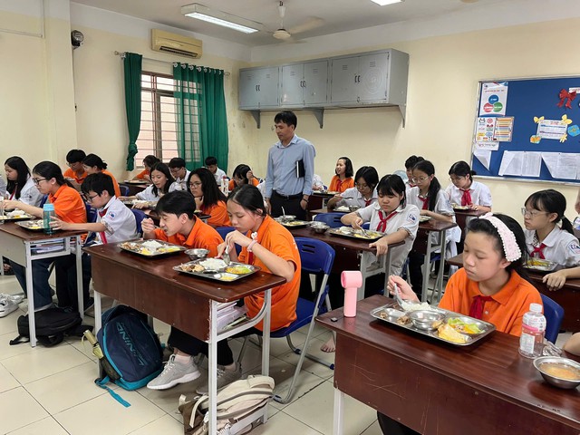 Phụ huynh bất ngờ kiểm tra bếp ăn, căng tin, suất ăn bán trú tại trường học của con - Ảnh 9.