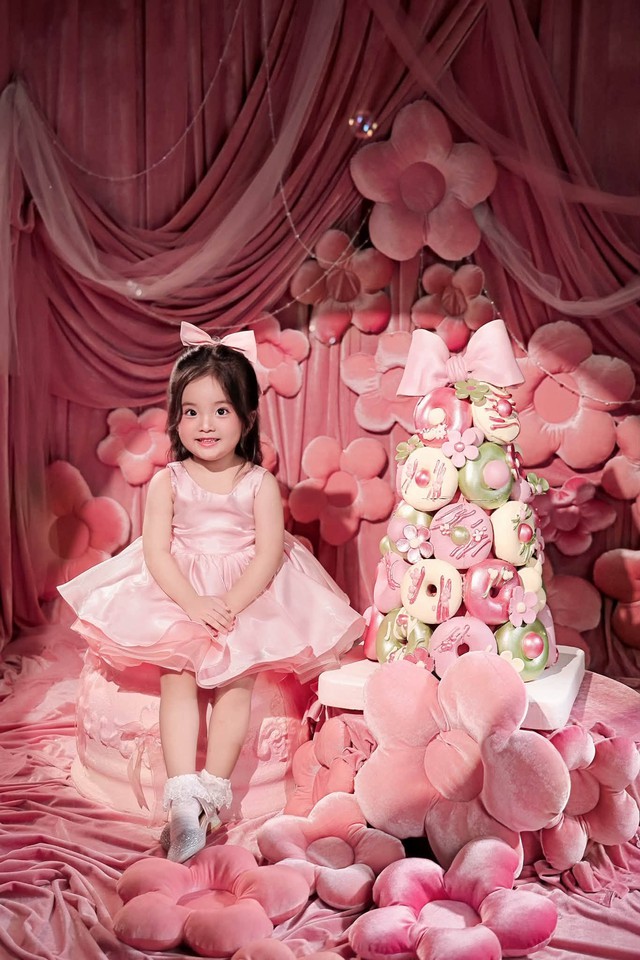 Lisa - con g&aacute;i Kh&aacute;nh Thi tr&ograve;n 3 tuổi xinh như b&uacute;p b&ecirc; đời thực  - Ảnh 1.