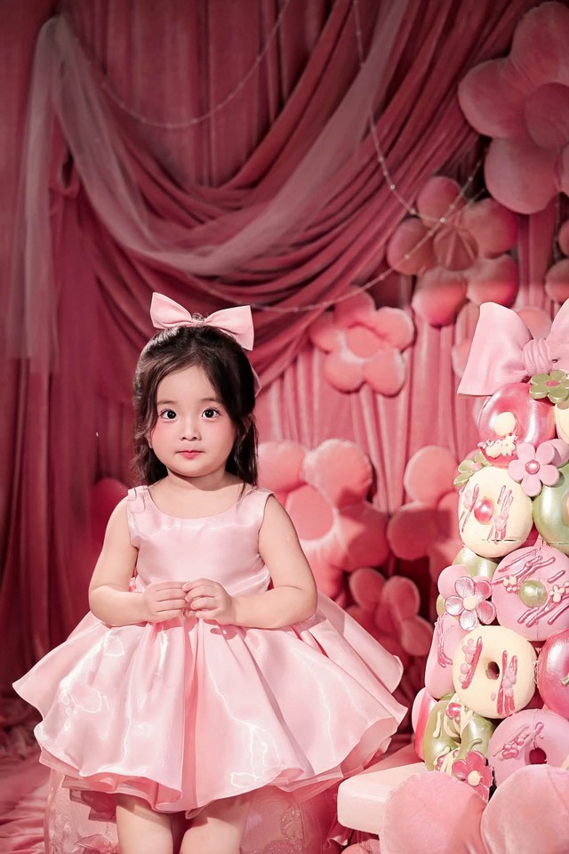 Lisa - con g&aacute;i Kh&aacute;nh Thi tr&ograve;n 3 tuổi xinh như b&uacute;p b&ecirc; đời thực  - Ảnh 3.