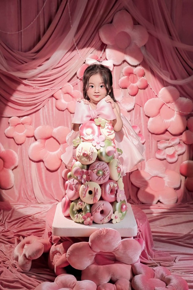 Lisa - con g&aacute;i Kh&aacute;nh Thi tr&ograve;n 3 tuổi xinh như b&uacute;p b&ecirc; đời thực  - Ảnh 4.