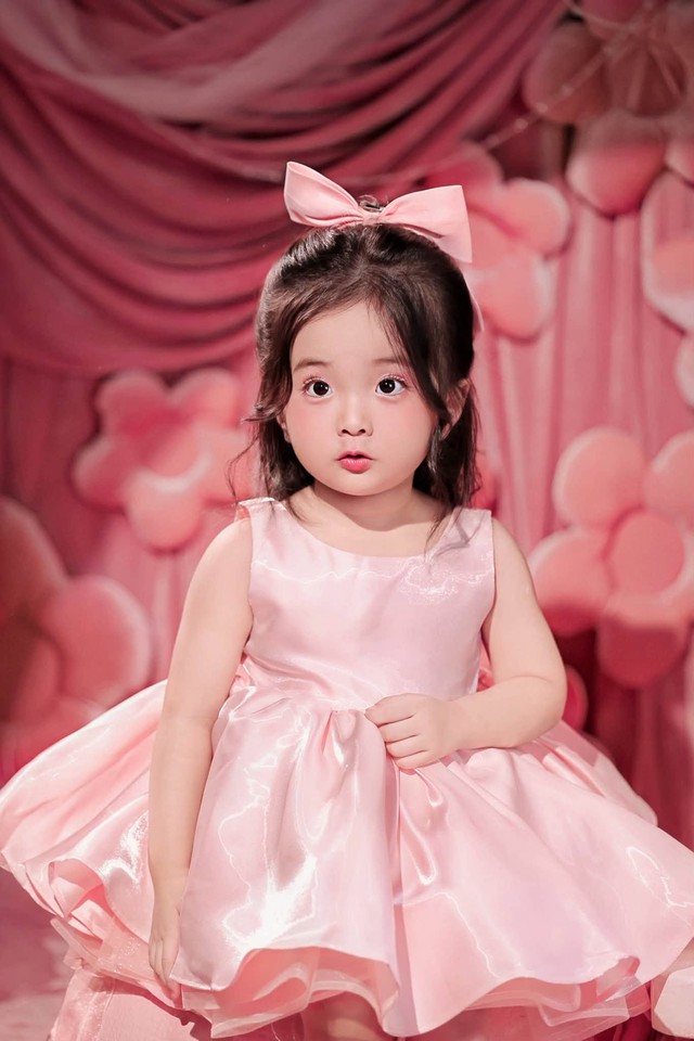 Lisa - con g&aacute;i Kh&aacute;nh Thi tr&ograve;n 3 tuổi xinh như b&uacute;p b&ecirc; đời thực  - Ảnh 5.