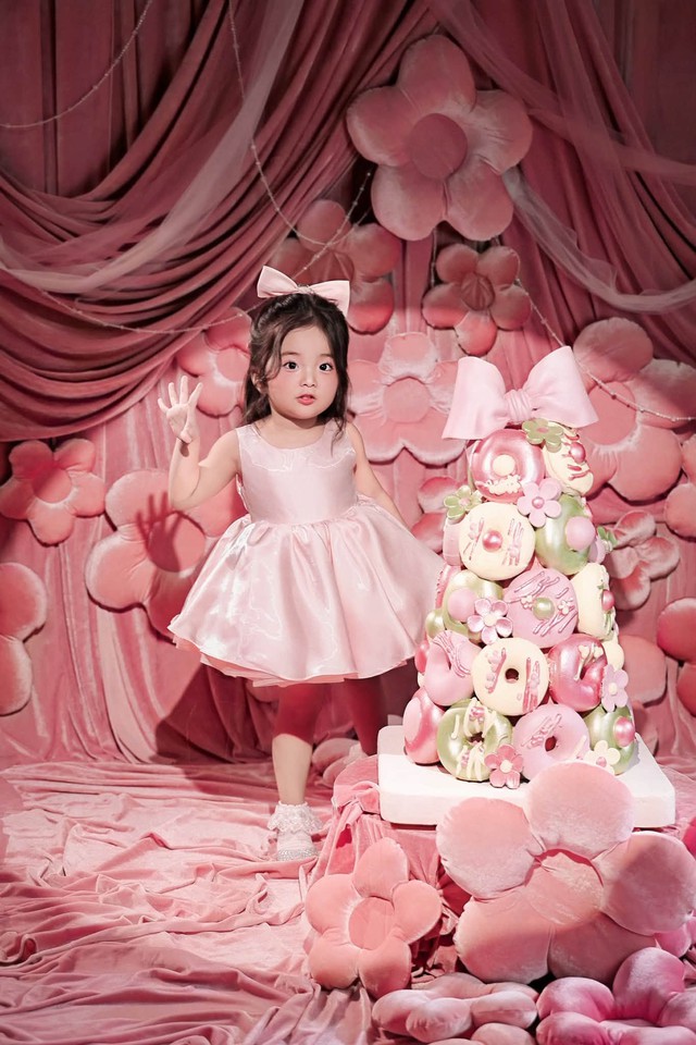 Lisa - con g&aacute;i Kh&aacute;nh Thi tr&ograve;n 3 tuổi xinh như b&uacute;p b&ecirc; đời thực  - Ảnh 6.