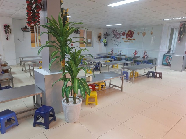 Phụ huynh bất ngờ kiểm tra bếp ăn, căng tin, suất ăn bán trú tại trường học của con - Ảnh 8.