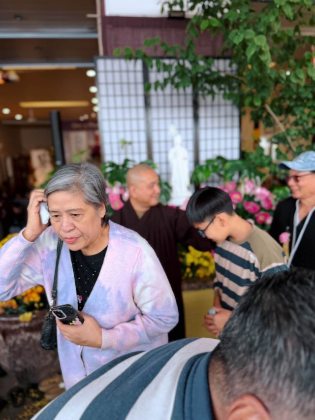 Mẹ Hoa hậu Diễm Hương ở tuổi xế chiều vẫn trẻ đẹp, nhiều năng lượng - Ảnh 6.