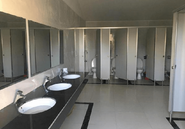 Bất ngờ đằng sau thiết kế khe hở cửa nhà vệ sinh công cộng và những cấm kỵ cửa ra vào bạn nên biết - Ảnh 1.