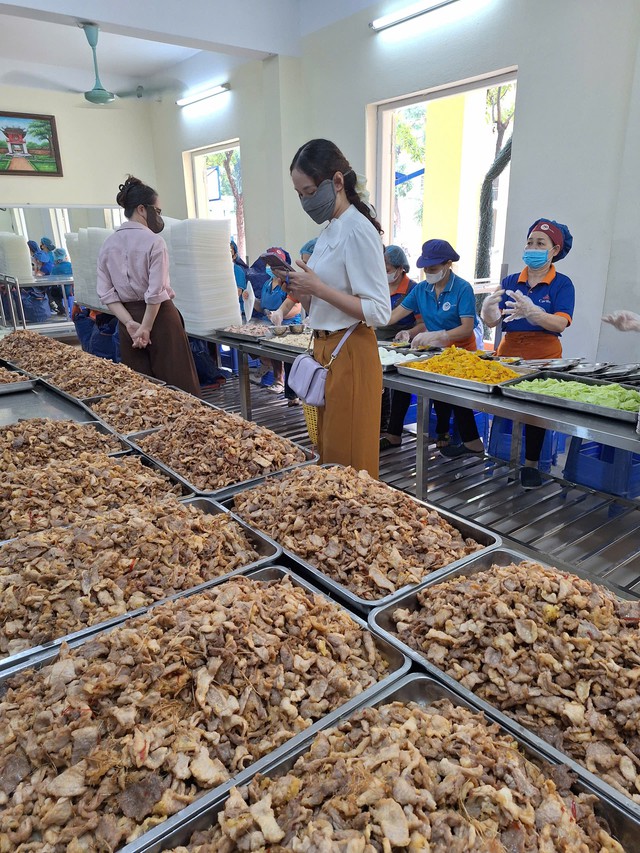Phụ huynh bất ngờ kiểm tra bếp ăn, căng tin, suất ăn bán trú tại trường học của con - Ảnh 3.