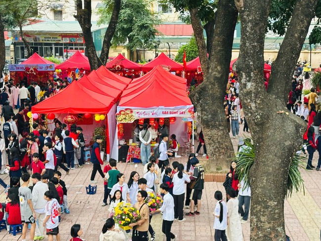 Hội chợ qu&ecirc; đưa kh&ocirc;ng kh&iacute; Tết Nguy&ecirc;n đ&aacute;n về sớm tr&ecirc;n nhiều s&acirc;n trường Thủ đ&ocirc; - Ảnh 8.