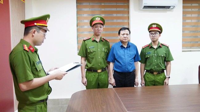 Ph&uacute; Thọ: Khởi tố B&iacute; thư Đảng ủy, Chủ tịch UBND x&atilde; li&ecirc;n quan vụ khai th&aacute;c đất tr&aacute;i ph&eacute;p - Ảnh 2.