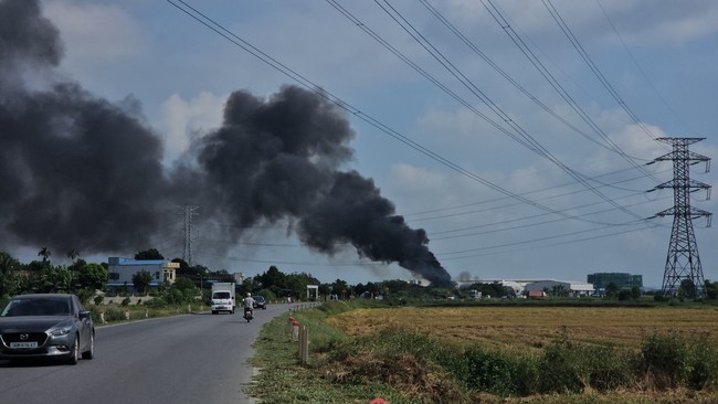 Ninh B&igrave;nh: Kh&oacute;i đen cuồn cuộn từ điểm đổ trộm r&aacute;c, ph&oacute;ng vi&ecirc;n phản &aacute;nh, ch&iacute;nh quyền v&agrave;o cuộc  - Ảnh 2.
