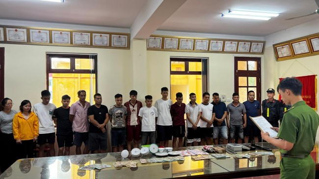 Đ&aacute;nh bạc giữa rừng để n&eacute; c&ocirc;ng an, 20 đối tượng bị khởi tố - Ảnh 1.