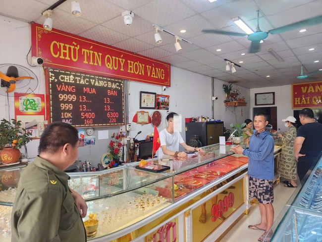 Bắc Ninh: Bắt hai đối tượng d&ugrave;ng xe m&aacute;y &aacute;p s&aacute;t, giật d&acirc;y chuyền v&agrave;ng của phụ nữ đi đường - Ảnh 2.