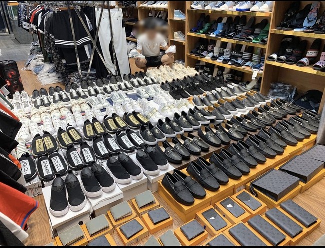 Th&aacute;i Nguy&ecirc;n: Ph&aacute;t hiện hơn 2.200 sản phẩm giả mạo nh&atilde;n hiệu Nike, Gucci, Louis Vuitton... - Ảnh 1.