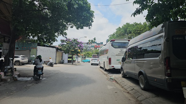 Sau phản &aacute;nh của Gia đ&igrave;nh v&agrave; X&atilde; hội, chợ c&oacute;c nhếch nh&aacute;c tại ng&otilde; 70 Nguyễn Ho&agrave;ng ở H&agrave; Nội đ&atilde; được dẹp bỏ - Ảnh 1.