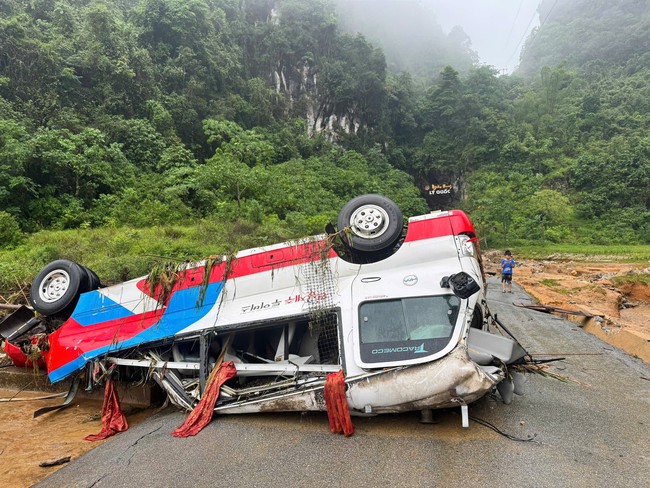 Cao Bằng: Mưa lũ diện rộng, nhiều tuyến đường sạt lở v&agrave; xe &ocirc; t&ocirc; bị cuốn tr&ocirc;i - Ảnh 1.