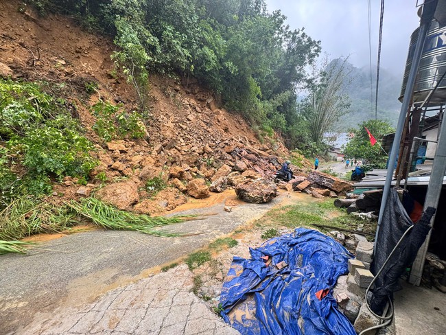 Cao Bằng: Mưa lũ diện rộng, nhiều tuyến đường sạt lở v&agrave; xe &ocirc; t&ocirc; bị cuốn tr&ocirc;i - Ảnh 3.