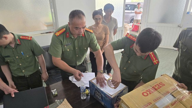 Lạng Sơn: Bắt tạm giam đối tượng vận chuyển tr&aacute;i ph&eacute;p 84 tấn quặng chứa chất ph&oacute;ng xạ - Ảnh 2.