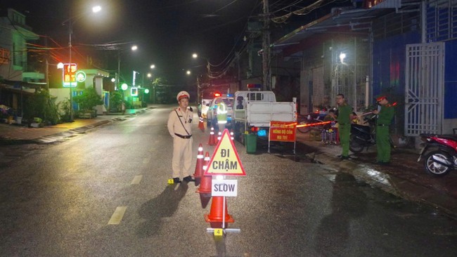 Th&aacute;i Nguy&ecirc;n: Người đ&agrave;n &ocirc;ng d&ugrave;ng dao chống đối lực lượng kiểm tra nồng độ cồn - Ảnh 1.