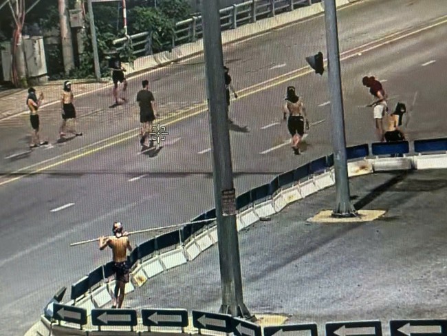 Ph&uacute; Thọ: 18 thanh thiếu ni&ecirc;n mang hung kh&iacute; đi "giải quyết m&acirc;u thuẫn", sa lưới nhờ camera AI - Ảnh 1.