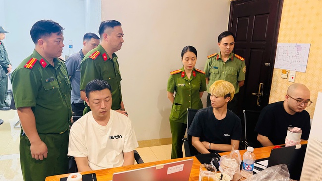 Đột k&iacute;ch kh&aacute;ch sạn ở L&agrave;o Cai, bắt giữ 19 người Trung Quốc lập ổ nh&oacute;m lừa đảo xuy&ecirc;n quốc gia - Ảnh 3.