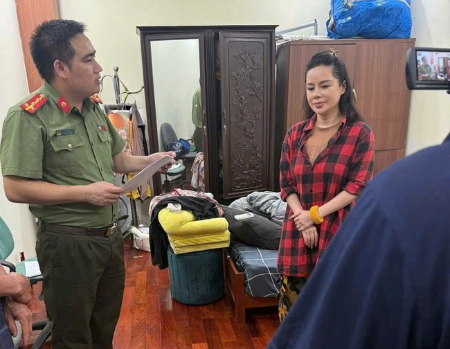 Bắt tạm giam người phụ nữ đăng video tr&ecirc;n TikTok bị cho l&agrave; bịa đặt, vu khống hai bệnh viện ở H&agrave; Nội - Ảnh 1.
