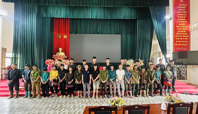 Hơn 100 c&aacute;n bộ, chiến sĩ xuy&ecirc;n đ&ecirc;m đ&aacute;nh &uacute;p ổ nh&oacute;m ma t&uacute;y dựng l&aacute;n giữa rừng s&acirc;u ở L&agrave;o Cai - Ảnh 4.