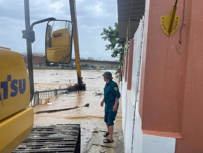 Nước s&ocirc;ng d&acirc;ng nhanh ở Cao Bằng, h&agrave;ng trăm hộ d&acirc;n bị ảnh hưởng - Ảnh 2.
