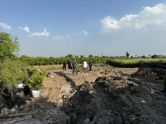 Đổ tr&aacute;i ph&eacute;p 177 tấn chất thải để san lấp đất c&ocirc;ng, 2 người ở Ninh B&igrave;nh bị khởi tố - Ảnh 1.