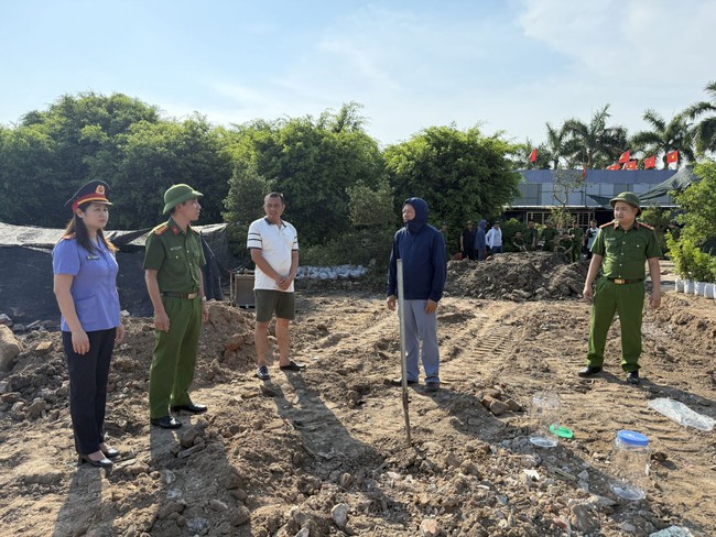 Đổ tr&aacute;i ph&eacute;p 177 tấn chất thải để san lấp đất c&ocirc;ng, 2 người ở Ninh B&igrave;nh bị khởi tố - Ảnh 2.