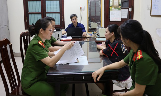 Ninh B&igrave;nh: Khởi tố hai đối tượng cầm đầu đường d&acirc;y sản xuất sữa tắm, dầu gội giả - Ảnh 1.
