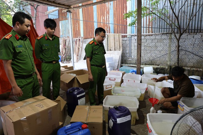 Ninh B&igrave;nh: Khởi tố hai đối tượng cầm đầu đường d&acirc;y sản xuất sữa tắm, dầu gội giả - Ảnh 3.