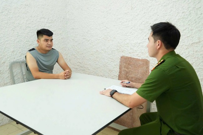 Ph&uacute; Thọ: Giả danh c&ocirc;ng an cưỡng đoạt tiền qu&aacute;n nước, thanh ni&ecirc;n 24 tuổi bị khởi tố - Ảnh 2.