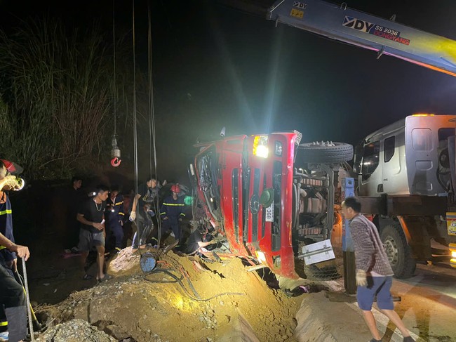 Sơn La v&agrave; L&agrave;o Cai: Xuy&ecirc;n đ&ecirc;m ph&aacute; cabin, giải cứu 3 t&agrave;i xế mắc kẹt sau tai nạn - Ảnh 3.