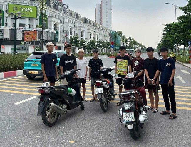 Một đối tượng c&oacute; tiền &aacute;n, c&ugrave;ng nh&oacute;m 'qu&aacute;i xế' mang hung kh&iacute; g&acirc;y rối tr&ecirc;n phố H&agrave; Nội - Ảnh 1.