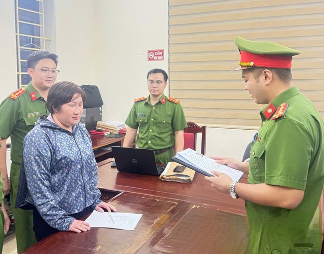 Ninh B&igrave;nh: Khởi tố người phụ nữ d&ugrave;ng căn cước c&ocirc;ng d&acirc;n, sổ đỏ giả lừa vay 11 tỷ đồng - Ảnh 1.