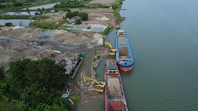 Hưng Y&ecirc;n: V&igrave; sao những vi phạm tại bến b&atilde;i do DN Quang Tuấn thu&ecirc; lại vẫn tồn tại? - Ảnh 1.