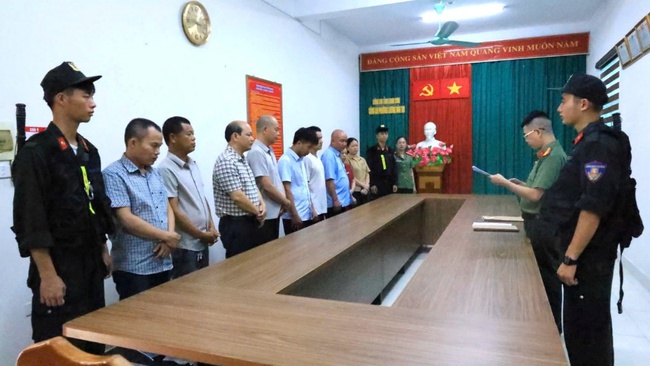 Bắt 2 Ph&oacute; Chủ tịch x&atilde; c&ugrave;ng 10 người tham &ocirc; gần 7 tỷ đồng tiền c&ocirc;ng đức tại đền Bắc Lệ - Ảnh 1.