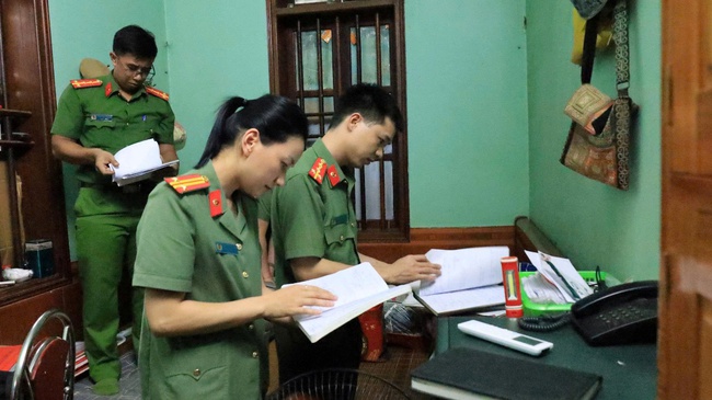 Bắt 2 Ph&oacute; Chủ tịch x&atilde; c&ugrave;ng 10 người tham &ocirc; gần 7 tỷ đồng tiền c&ocirc;ng đức tại đền Bắc Lệ - Ảnh 2.