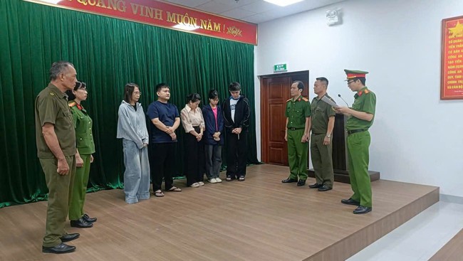 Bắc Ninh: Khởi tố 5 người, l&agrave;m r&otilde; đường d&acirc;y d&ugrave;ng 'c&ograve; mồi', giả b&aacute;c sĩ lừa kh&aacute;ch spa - Ảnh 1.