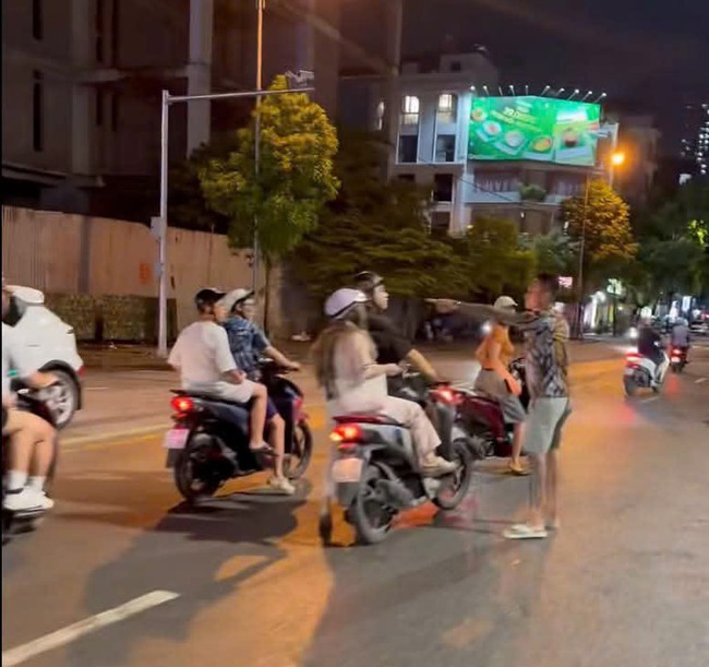 Người đ&agrave;n &ocirc;ng đ&aacute;nh nam thanh ni&ecirc;n giữa đường ở H&agrave; Nội đ&atilde; được x&aacute;c định - Ảnh 1.