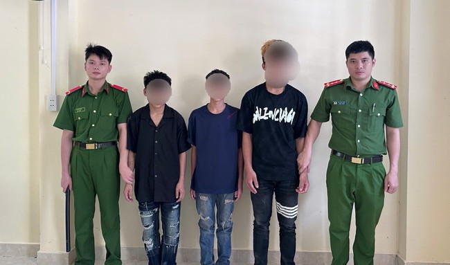 Ba thiếu ni&ecirc;n Cao Bằng d&ugrave;ng kiếm, gậy kim loại g&acirc;y &aacute;n tr&ecirc;n Quốc lộ 279 - Ảnh 1.