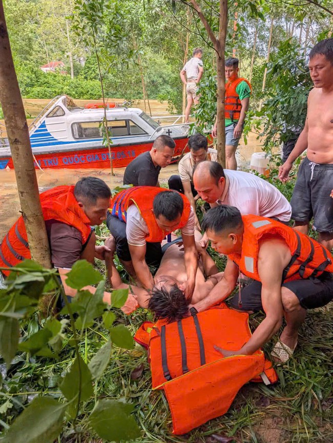 Lạng Sơn: Lật xuồng khi đưa bệnh nh&acirc;n đi cấp cứu giữa d&ograve;ng lũ, 7 người được cứu sống - Ảnh 1.