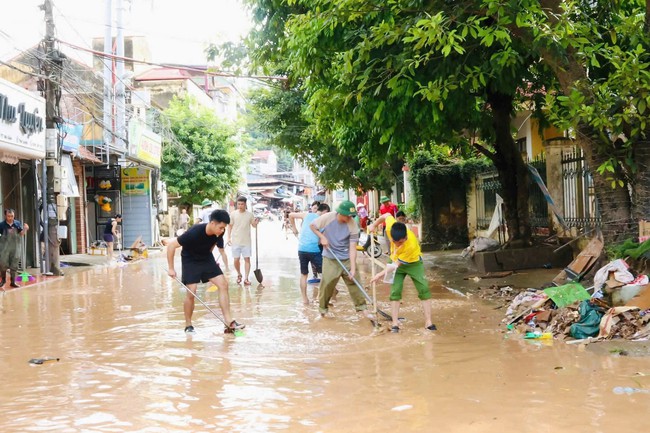Lạng Sơn: Lật xuồng khi đưa bệnh nh&acirc;n đi cấp cứu giữa d&ograve;ng lũ, 7 người được cứu sống - Ảnh 2.