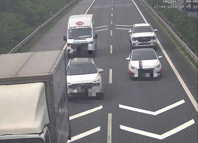 CSGT xử l&yacute; 9 t&agrave;i xế xe kh&aacute;ch kh&ocirc;ng giữ khoảng c&aacute;ch an to&agrave;n tr&ecirc;n cao tốc - Ảnh 1.