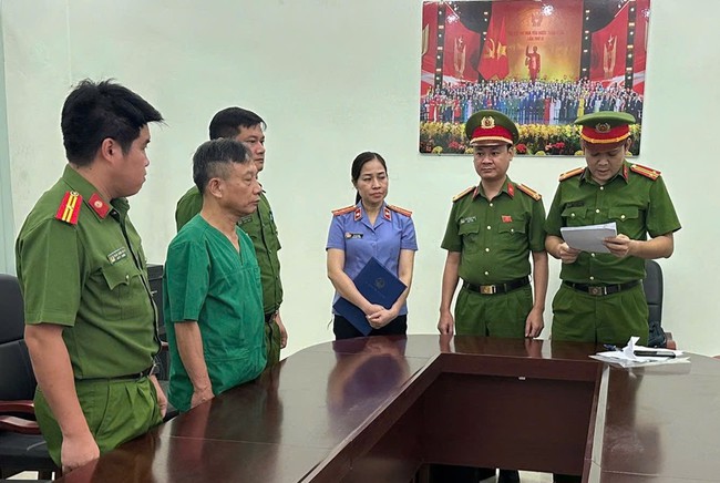 Khởi tố Gi&aacute;m đốc v&agrave; b&aacute;c sĩ Bệnh viện Chỉnh h&igrave;nh v&agrave; Phục hồi chức năng Tam Điệp - Ảnh 1.