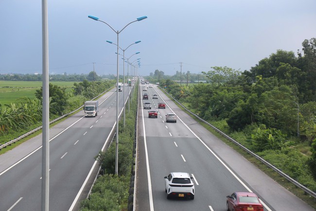 Li&ecirc;n tiếp xử l&yacute; t&agrave;i xế kh&ocirc;ng giữ khoảng c&aacute;ch an to&agrave;n tr&ecirc;n cao tốc - Ảnh 1.