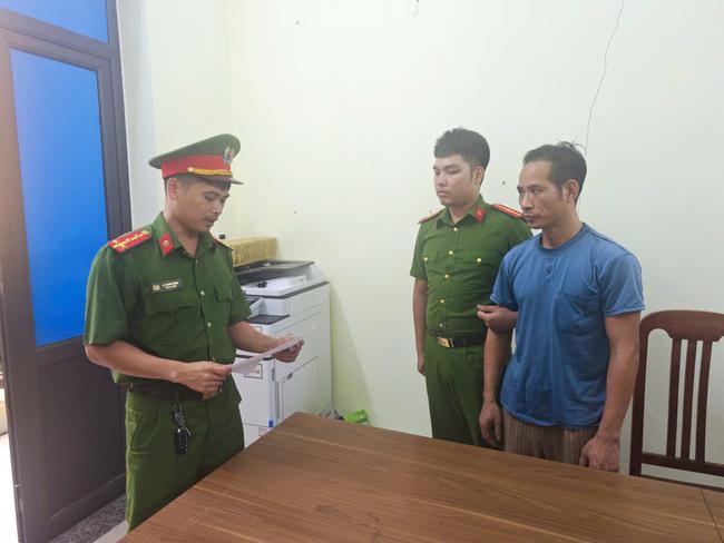 Khởi tố đối tượng nhiều lần cầm dao đe dọa h&agrave;ng x&oacute;m, cố thủ th&aacute;ch thức c&ocirc;ng an ở Ph&uacute; Thọ - Ảnh 1.